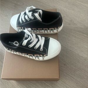 Kids Burberry Size 32 Low-top black & white,sneakers Logo printed at outer side.